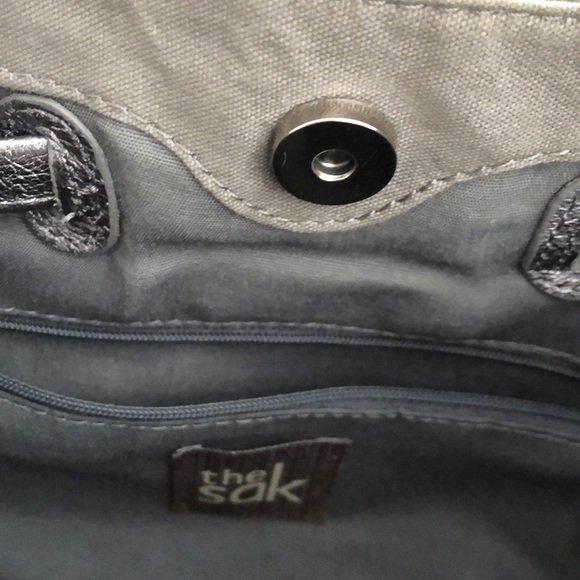 Gorgeous Leather the Sak silver crossbody bucket bag - Picture 12 of 14